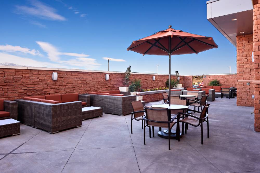 Guest Patio-Holiday Inn St George, Utah Hotel