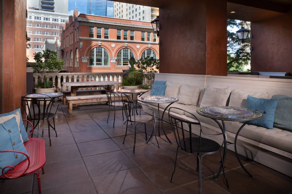 Hotel Valencia Riverwalk Terrace Benches