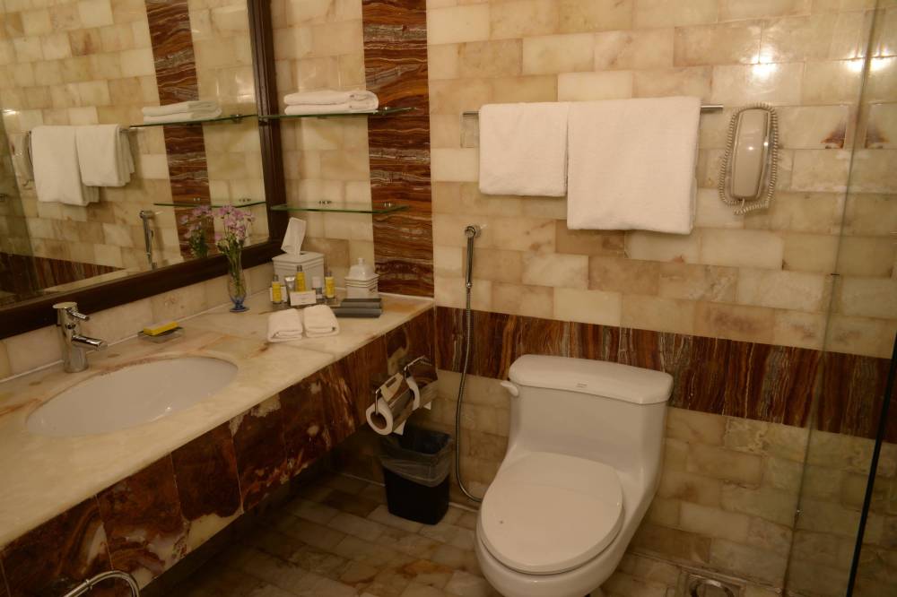 Deluxe Twin/Twin - Guest Bathroom