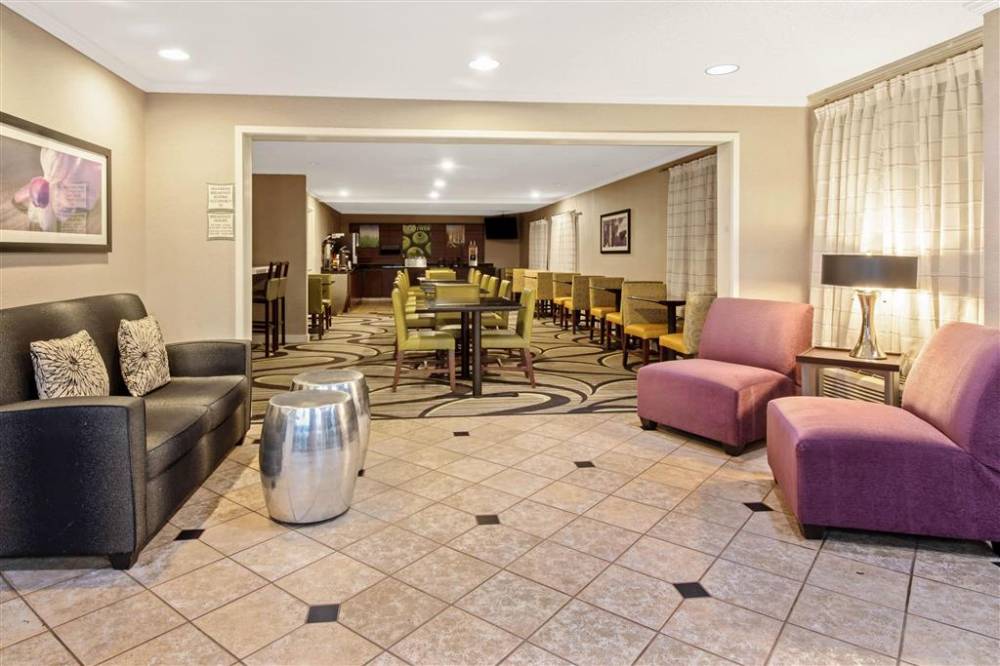 La Quinta Inn & Suites By Wyndham Harrisburg Airport Hershey 2