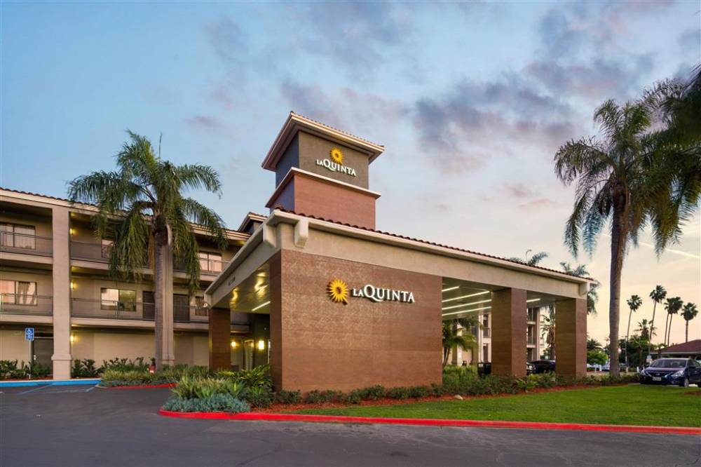 La Quinta Inn & Suites By Wyndham Orange County Airport 2