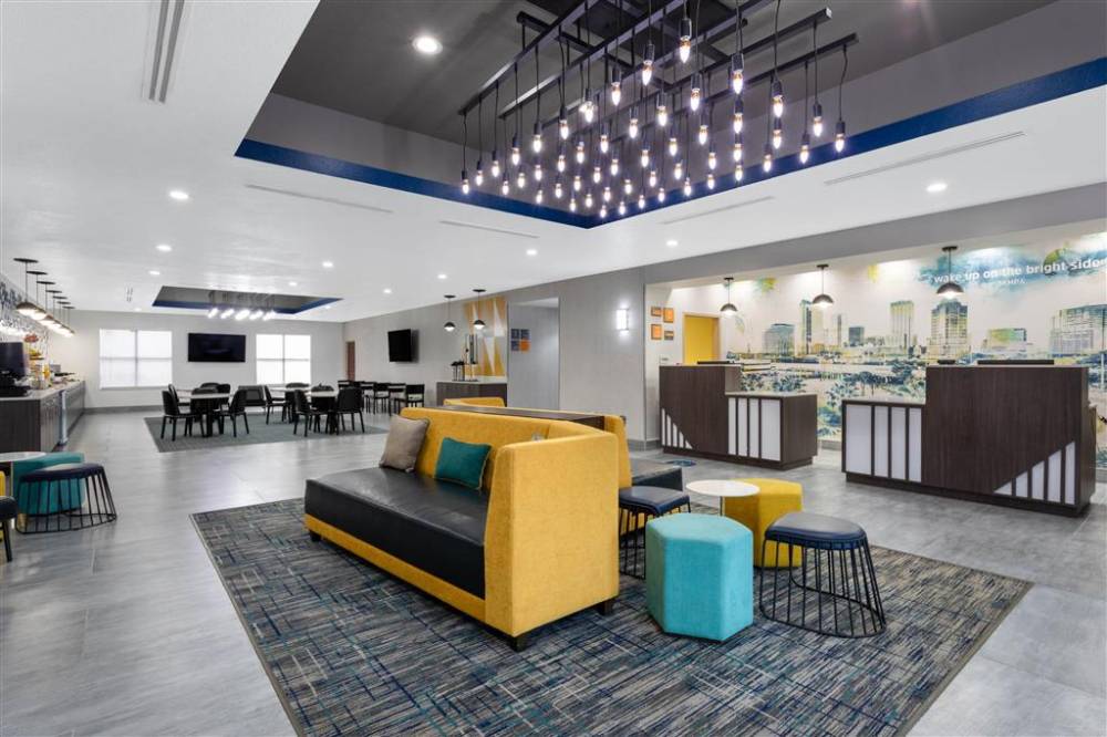 La Quinta Inn & Suites By Wyndham Tampa Central 4