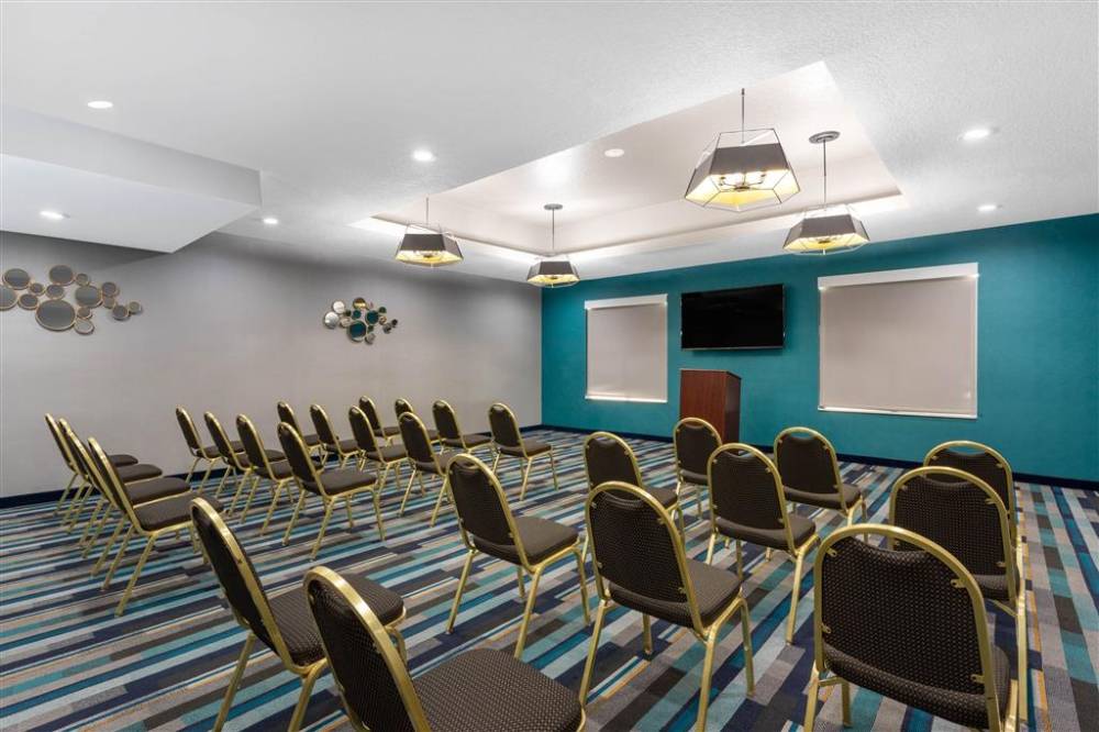 La Quinta Inn & Suites By Wyndham Tampa Central 3