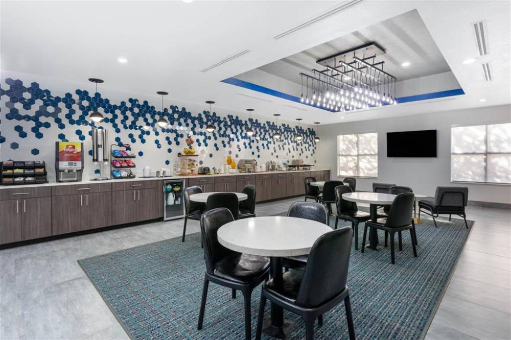 La Quinta Inn & Suites By Wyndham Tampa Central 5