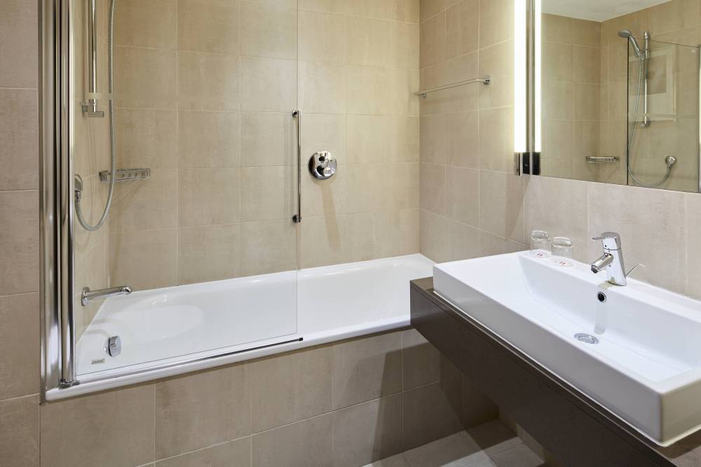 Guest Bathroom Tub/Shower