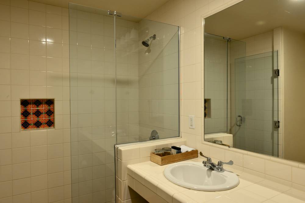 Standard Guestroom Bathroom