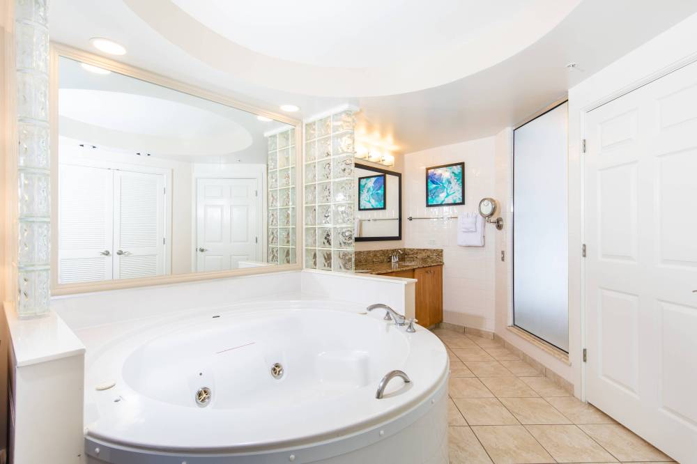 Villa Master Bathroom - Whirlpool