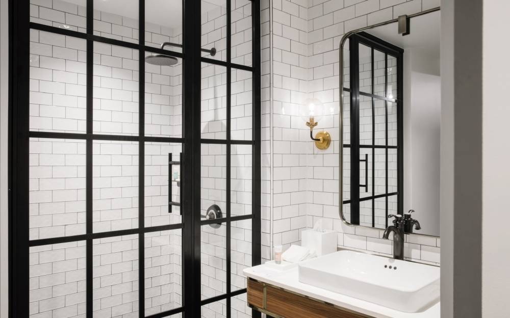 Main Street Queen - Bathroom