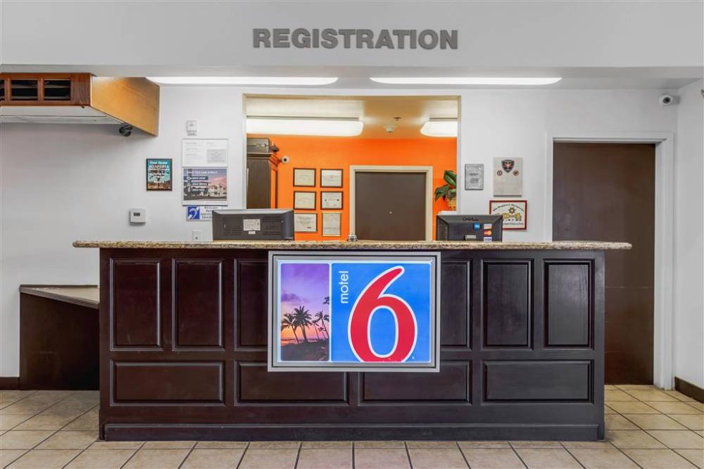 Motel 6 Hesperia, Ca  West Main St. - I-15 3