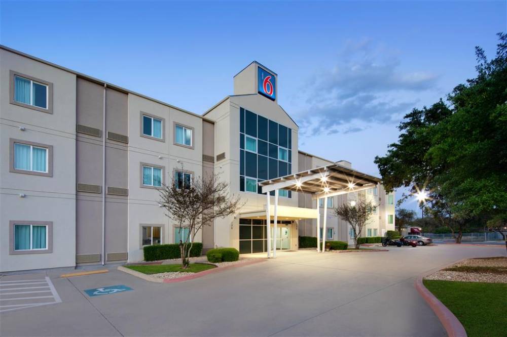 Motel San Antonio Airport exterior