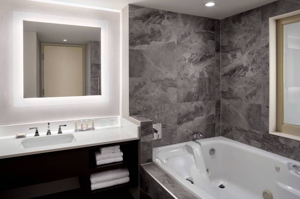 Superior Fallsview Guest Room - Bathroom