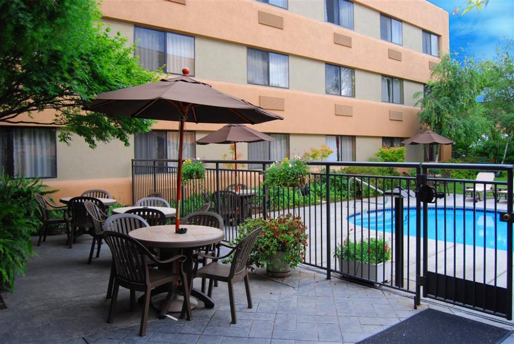 Oxford Suites Redding 3