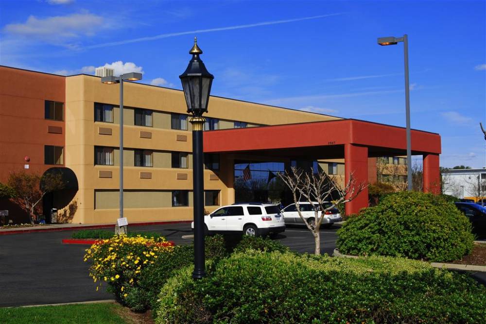 Oxford Suites Redding 4