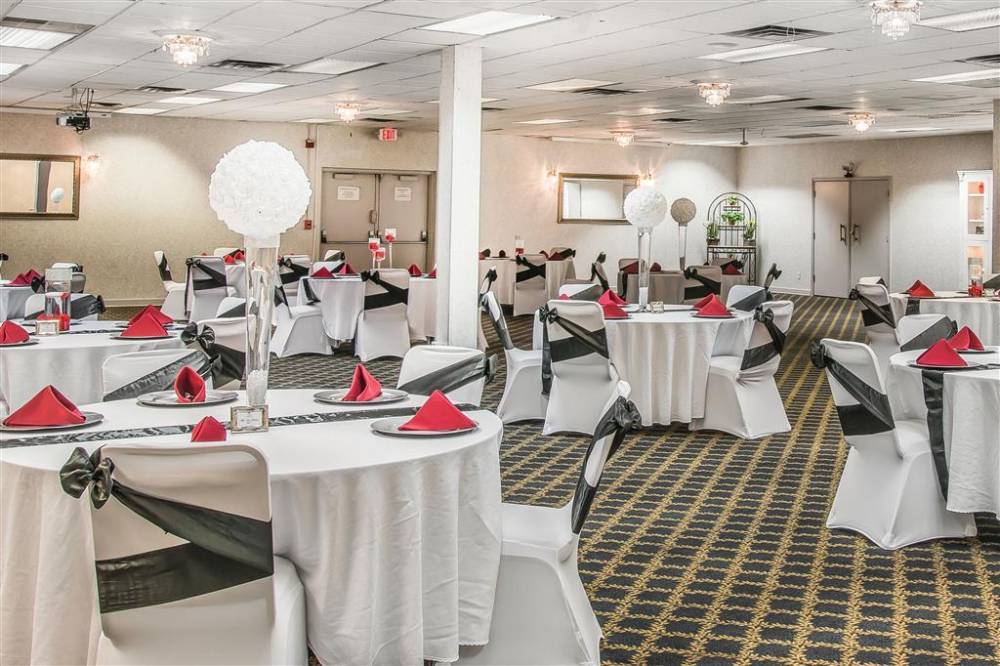 Quality Inn And Suites Banquet Center 3