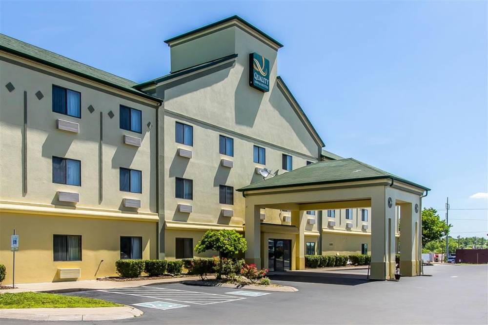 Quality Inn hotel in La Vergne, TN