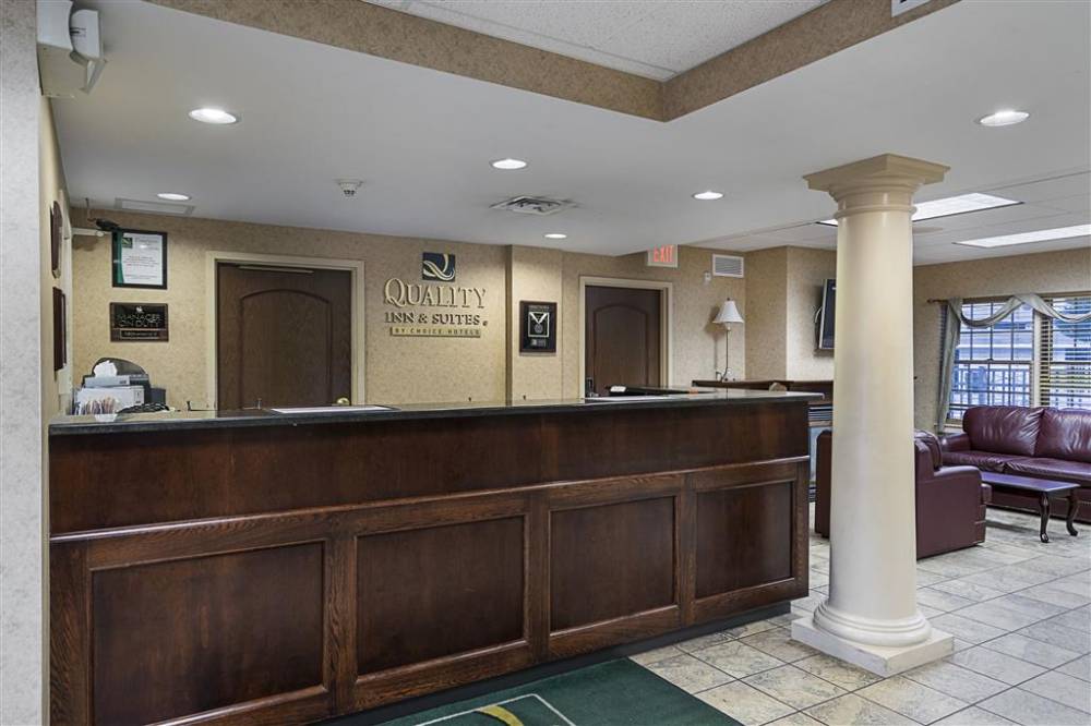 Quality Inn & Suites Skyways 4