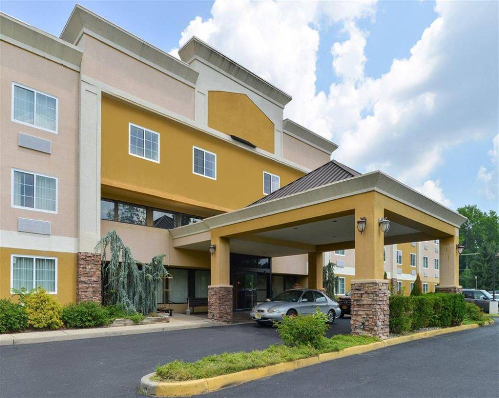 Quality Suites hotel in Trinton Falls, NJ