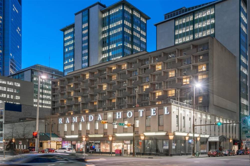 Ramada Plaza By Wyndham Calgary Downtown 2