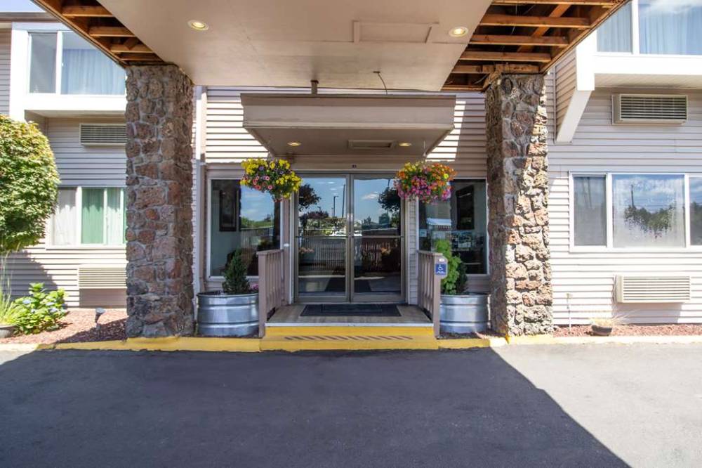 Redlion Inn  Suites Vancouver 2