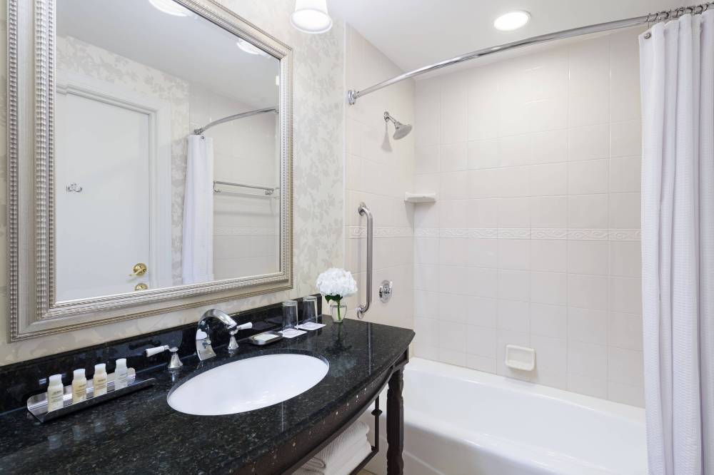 Guest Bathroom - Tub/Shower