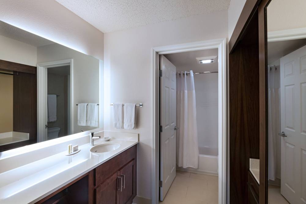 Suite Bathroom - Tub/Shower Combo