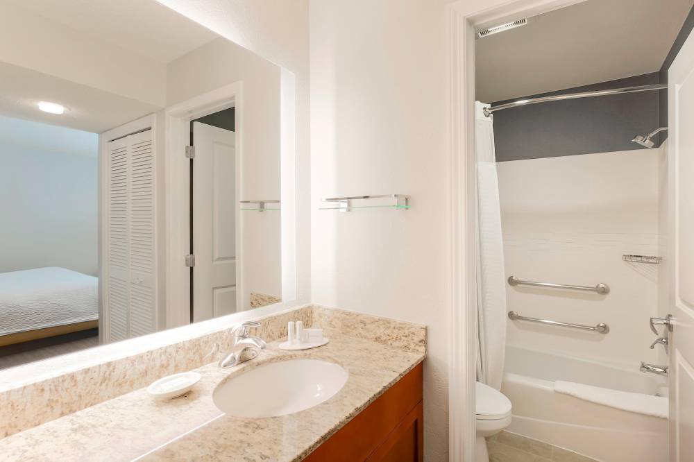 Studio King Suite - Bathroom