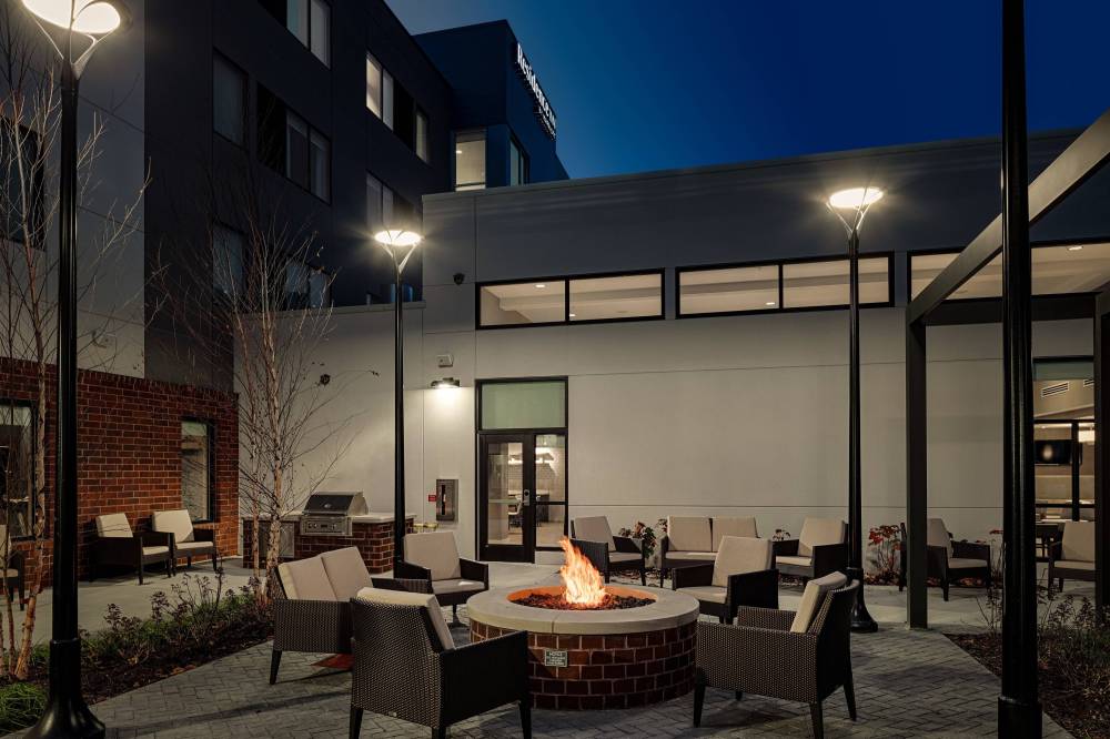 Outdoor Patio & Firepit