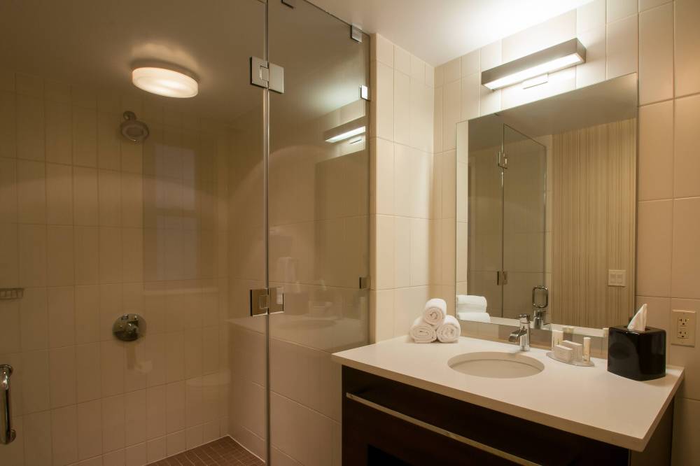 One-Bedroom Suite Bathroom