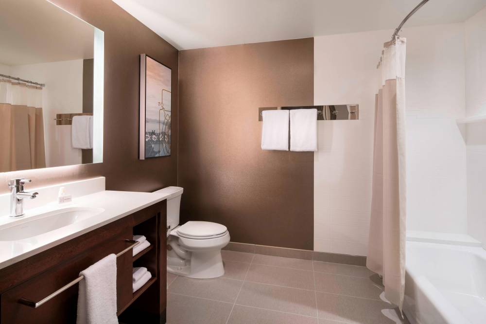 One-Bedroom Suite Bathroom