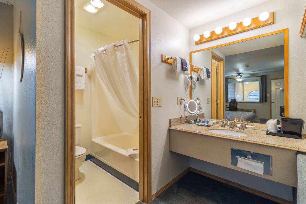 Bathroom King Guestroom Resort City Inn Coeur d\'Al