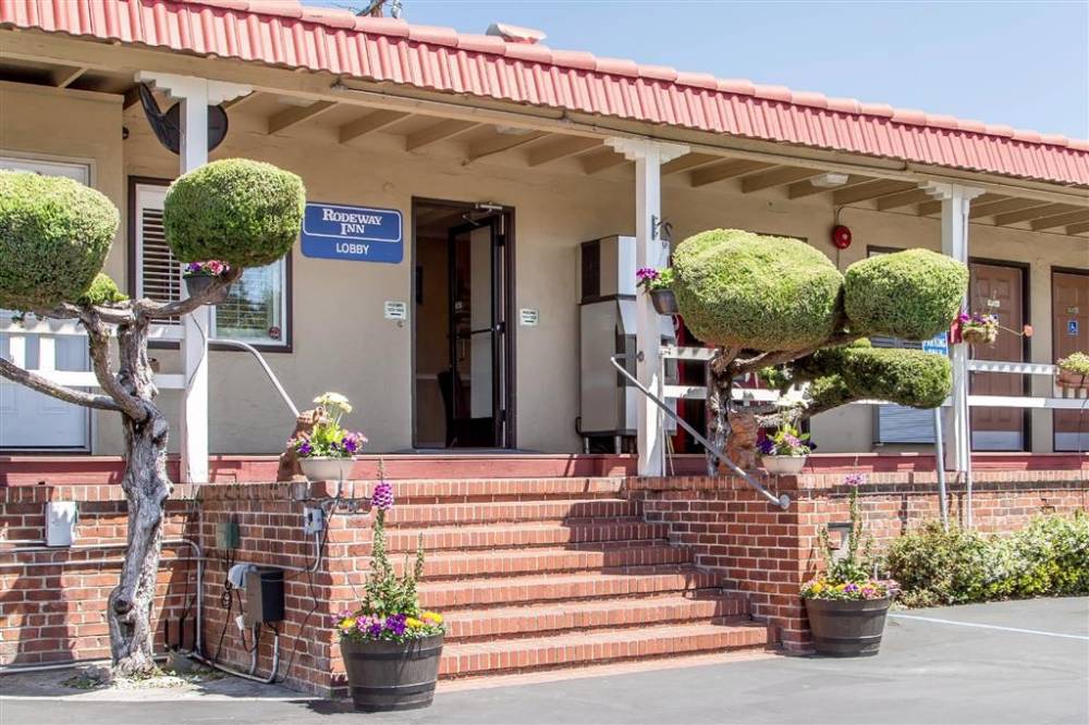 Hotel entrance rodeway inn Berkleley CA