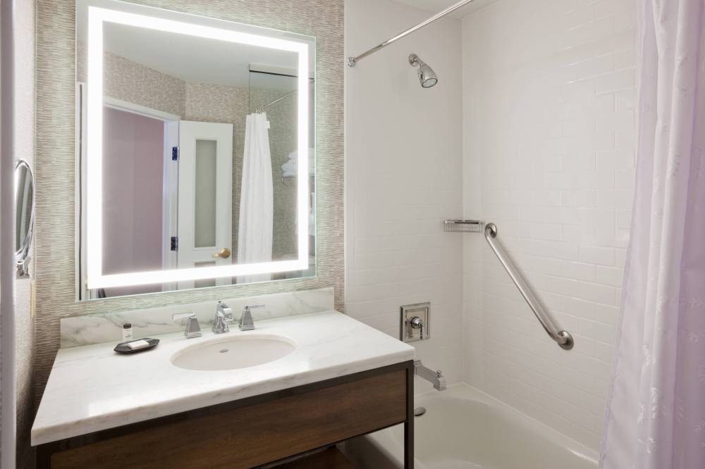 Queen/Queen - Guest Bathroom