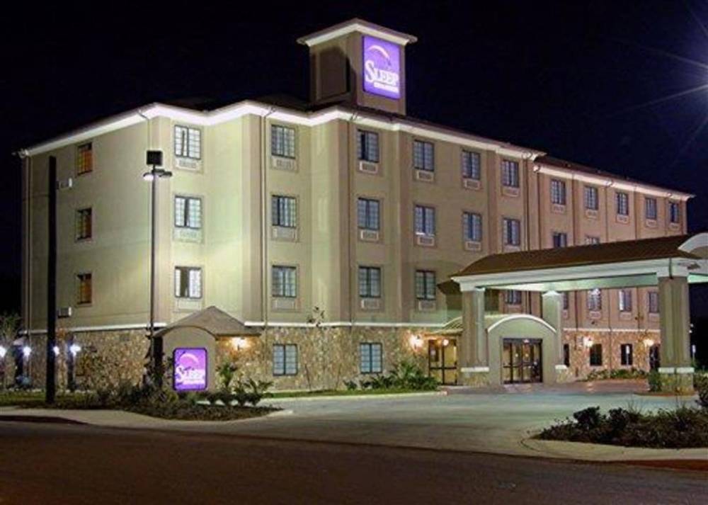 Hotel near Six Flags Fiesta Texas and UTSA