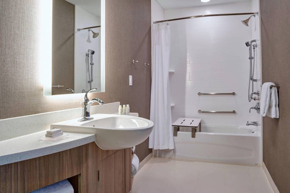 Guest Bathroom-Tub