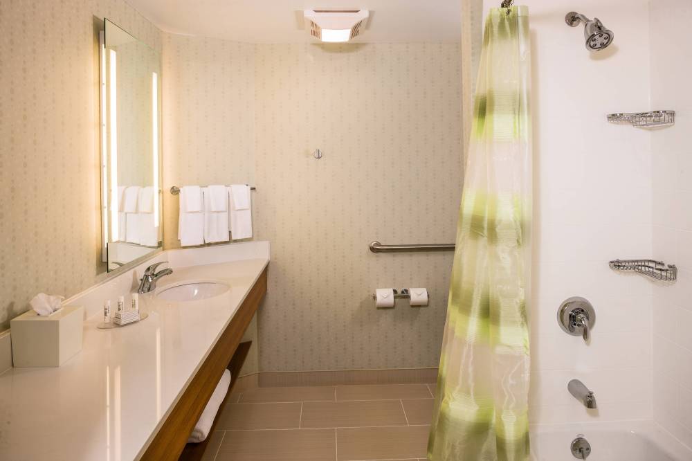 Guest Bathroom - Shower/Tub