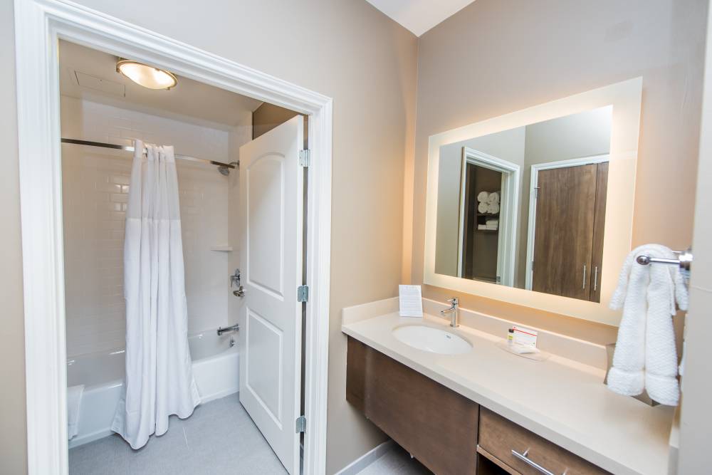 Staybridge Humble - Guest Room Bathroom