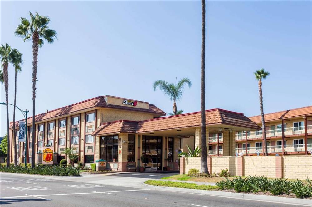 Welcome to the Super 8 Anaheim Disneyland Dr