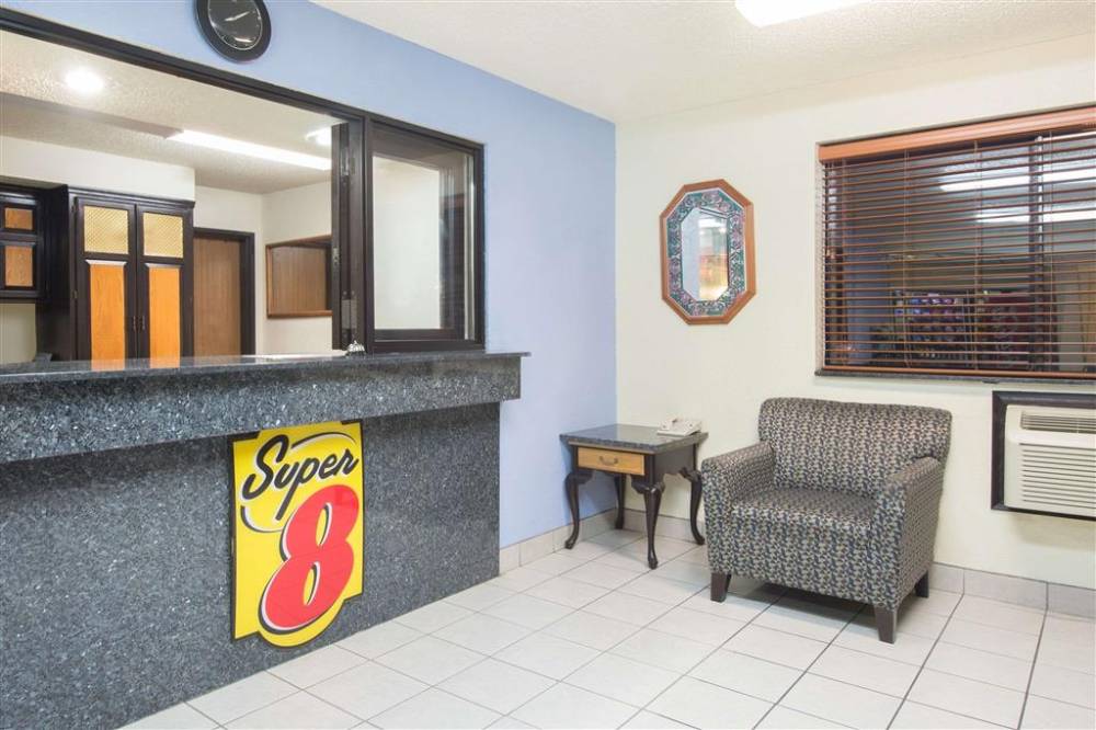 Super 8 By Wyndham New Castle 4