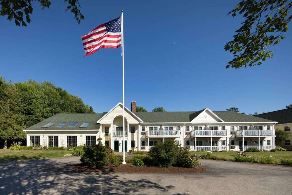 country-inn-maine-rockport-flag-flying.jpg