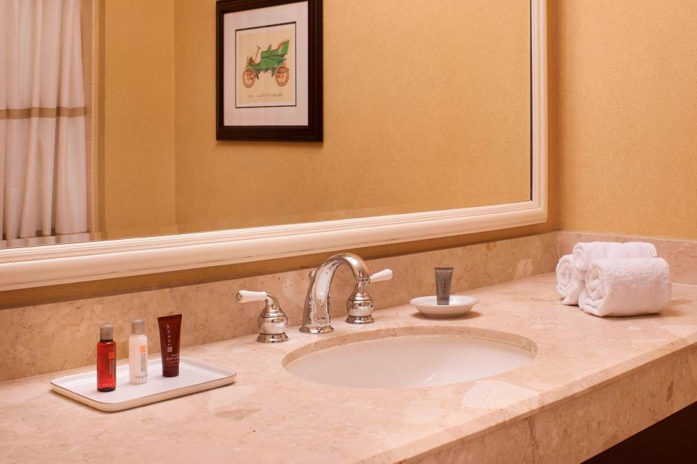 Concierge Level Guest Room Bathroom