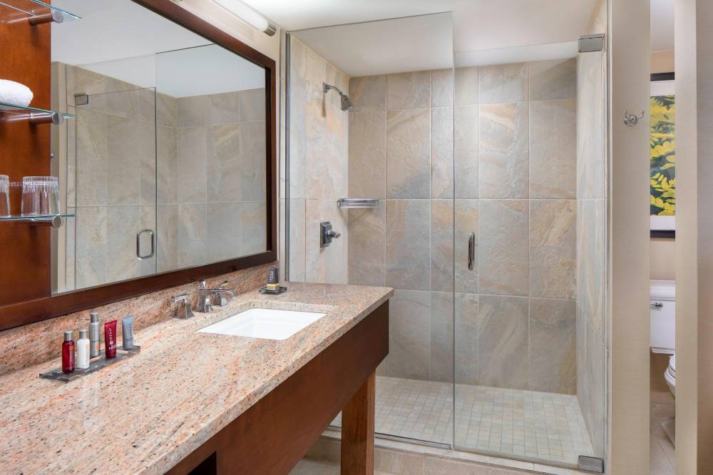 Corner King Suite Bathroom