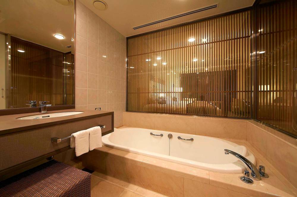 Sakura Suite Bathroom