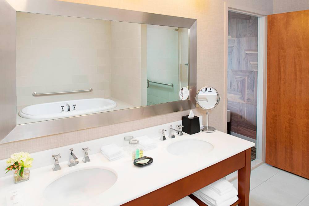 Presidential East Suite - Bathroom