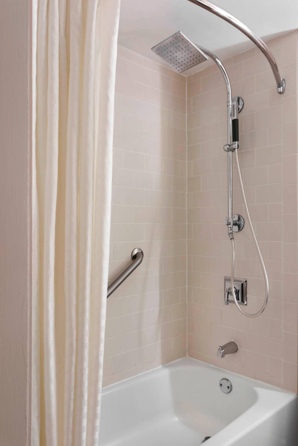 Guest Bathroom - Shower/Tub