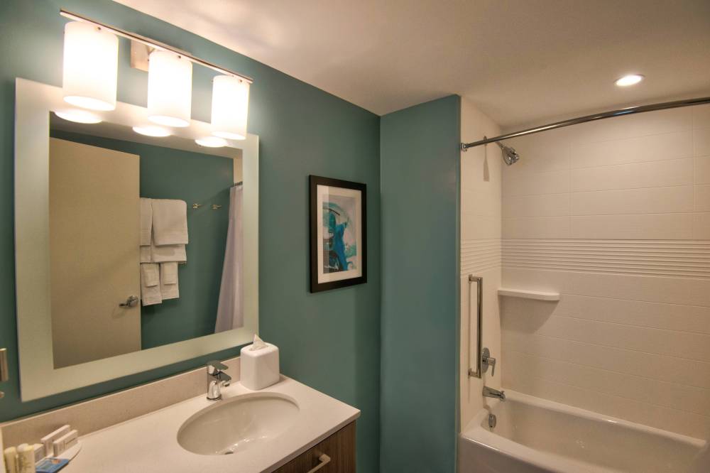 Queen/Queen Studio Suite Bathroom