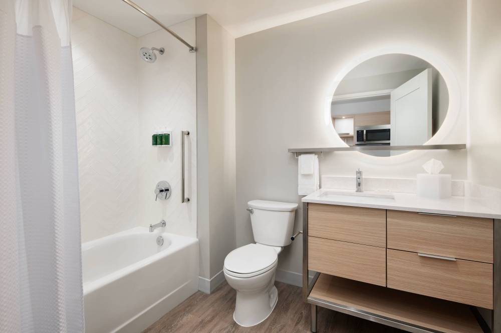 Guest Bathroom - Shower & Tub