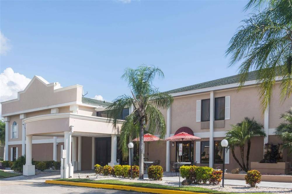 Travelodge By Wyndham Fort Myers 2