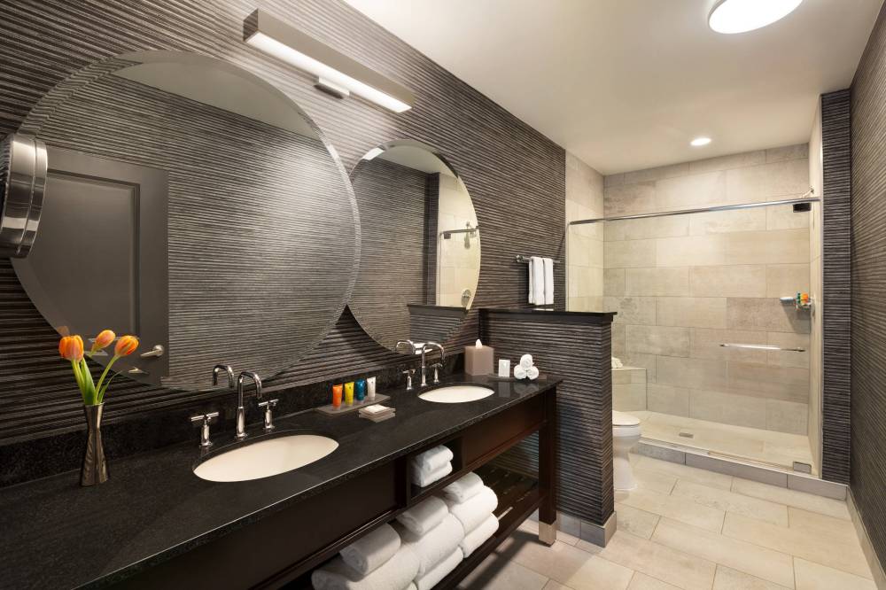 Suite Bathroom